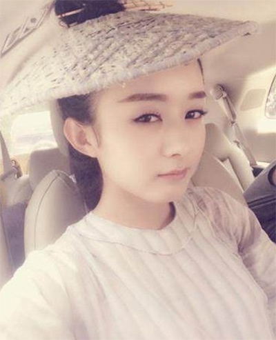 看看女星們花式戴草帽的帽子戲法！