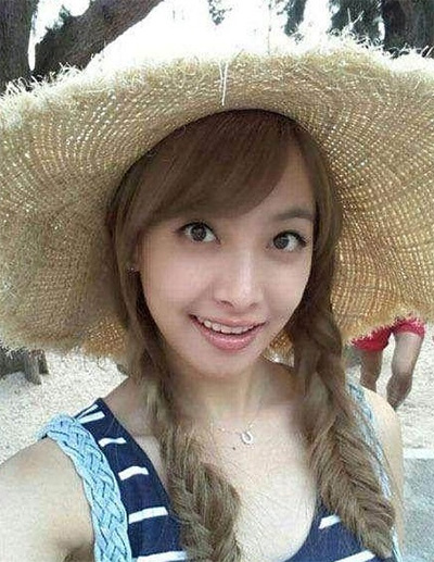 看看女星們花式戴草帽的帽子戲法！